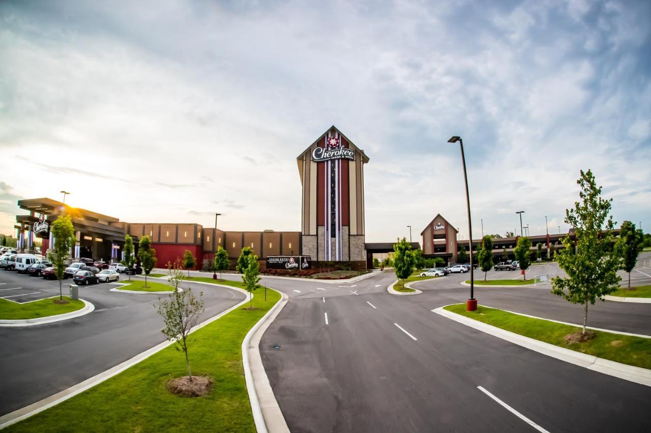 Cherokee Casino Hotel Roland Exterior photo