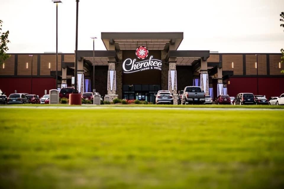 Cherokee Casino Hotel Roland Exterior photo